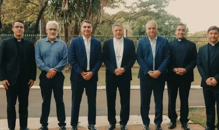 Imagem da notícia: Encontro entre cardeal de Brasília e Flávio Bolsonaro contraria CNBB