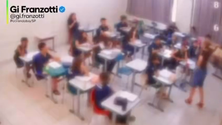 Imagem da notícia: Professora é afastada em SP após falas polêmicas em sala de aula