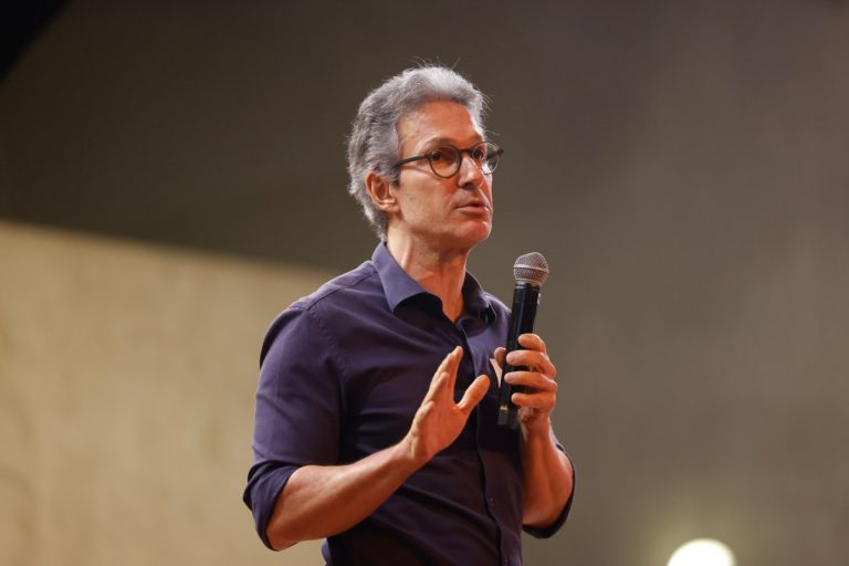 Imagem da notícia: Zema é convocado para prestar depoimento após levar celulares na cabine de voto