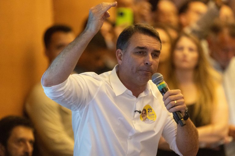Imagem da notícia: Programa de Flávio Bolsonaro vai ao ar sem áudio na TV e candidato critica falha