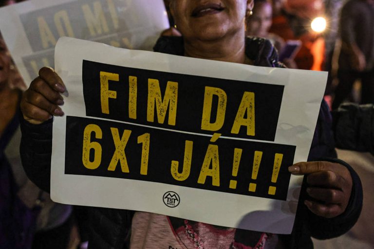 Imagem da notícia: Senado: oposição planeja manobras para adiar PEC do fim da 6×1