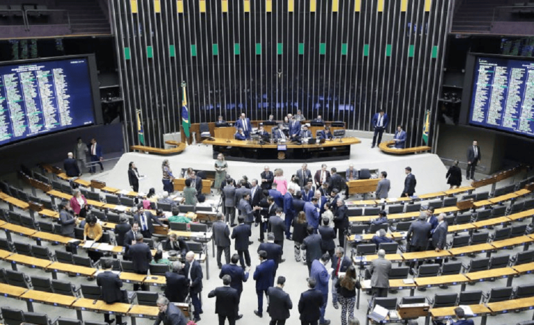 Imagem da notícia: Quociente eleitoral: “puxadores de voto” garantem 25 cadeiras na Câmara
