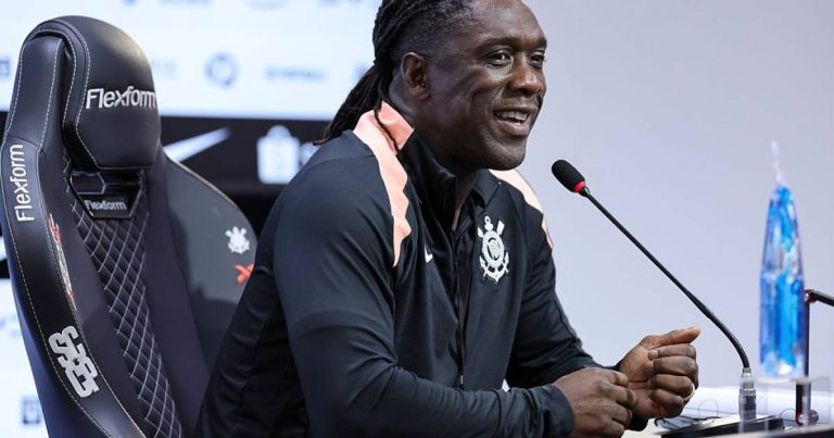Imagem da notícia: Seedorf assume o Corinthians e alerta: ‘um leão ferido é perigoso’