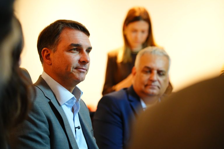 Imagem da notícia: Campanha de Lula pede ao TSE cassação da chapa de Flávio Bolsonaro