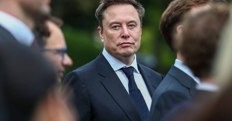 Imagem da notícia: Musk cogita fusão entre SpaceX e Tesla e comitês já foram criados