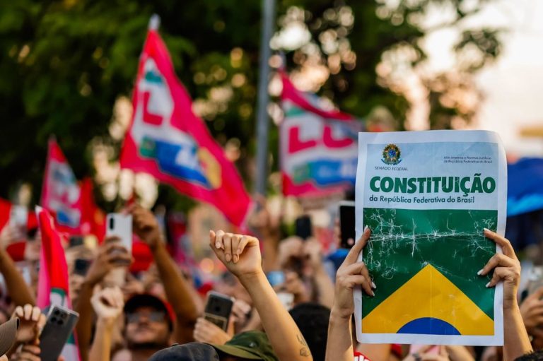 Imagem da notícia: Juventude não quer passo atrás com eventual vitória de Flávio Bolsonaro