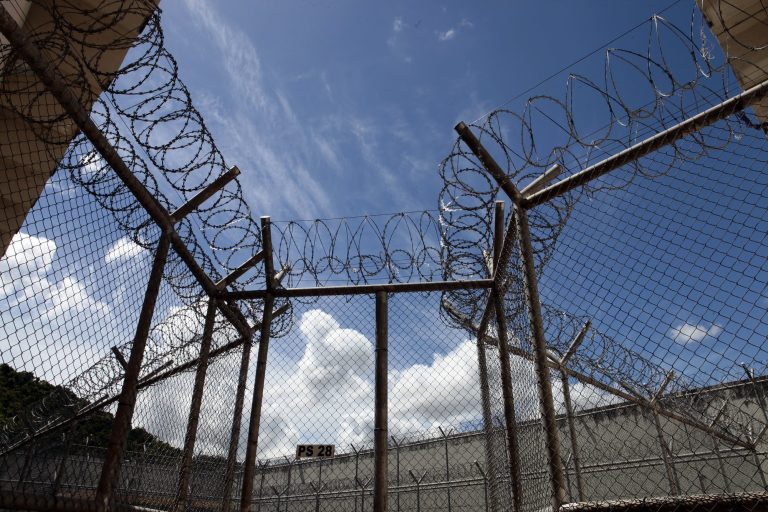 Imagem da notícia: STF valida lei paulista que mantém policiais penais em condições precárias