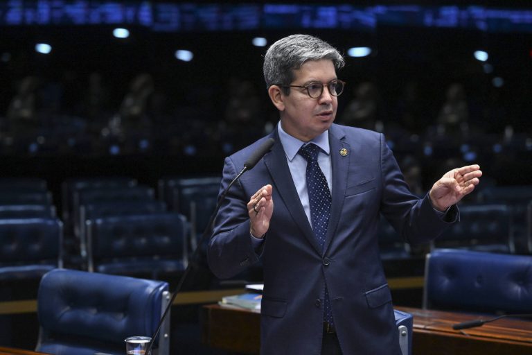 Imagem da notícia: Randolfe aciona Conselho de Ética contra Flávio Bolsonaro por pedido de R$ 134 milhões a Vorcaro