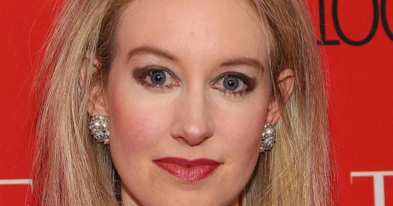 Imagem da notícia: Documentário revisitaa queda de Elizabeth Holmes e o caso Theranos