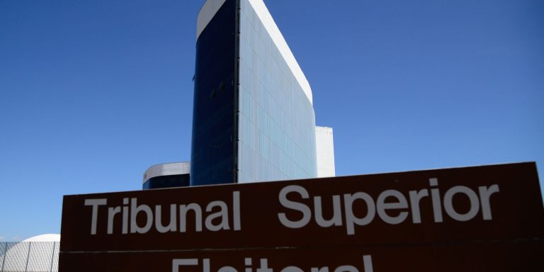 Imagem da notícia: TSE avalia suspender canais políticos no WhatsApp 48h antes do voto