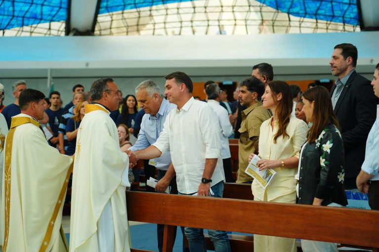 Imagem da notícia: Flávio Bolsonaro vai a missa de Aparecida e visita o pai