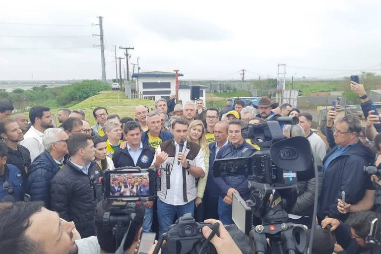 Imagem da notícia: Flávio Bolsonaro silencia sobre escala 6×1 em agenda no RS