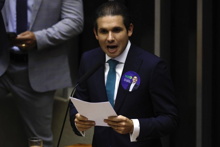 Imagem da notícia: PSB e PDT garantem apoio e Motta já soma maioria na Câmara