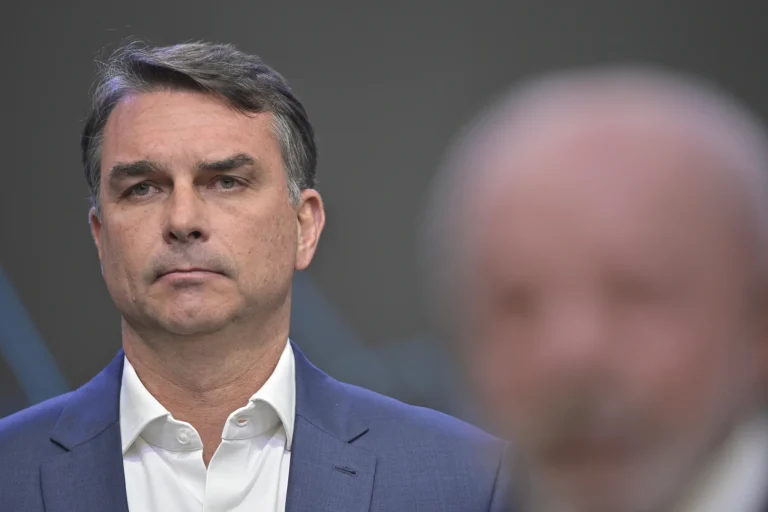 Imagem da notícia: Flávio Bolsonaro impõe condições ao TSE para resposta a desafio de Lula sobre sigilo