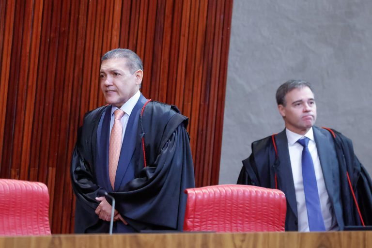 Imagem da notícia: Proposta de Mendonça para silenciar canais políticos no 2º turno enfrenta resistência no TSE