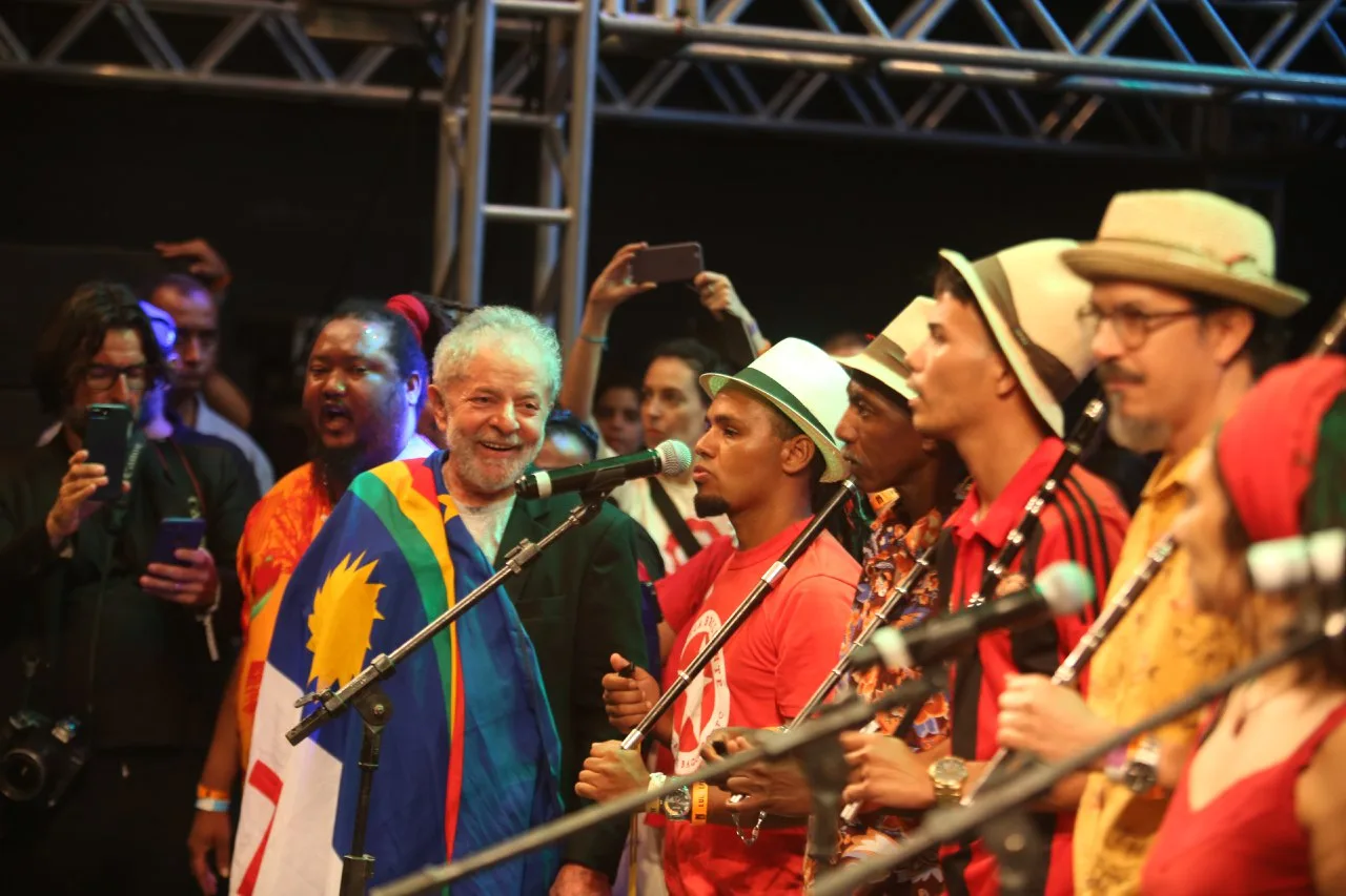 Imagem da notícia: Em Pernambuco, atos misturam cultura, futebol e apoio a Lula