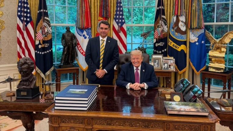Imagem da notícia: Flávio Bolsonaro alinha negócios no Brasil à estratégia de Trump