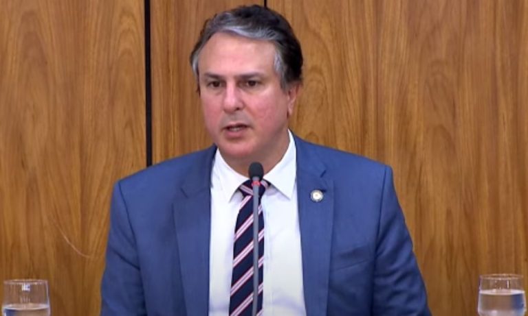 Imagem da notícia: Camilo Santana comemora apoio de Flávio Bolsonaro ao fim da escala 6×1