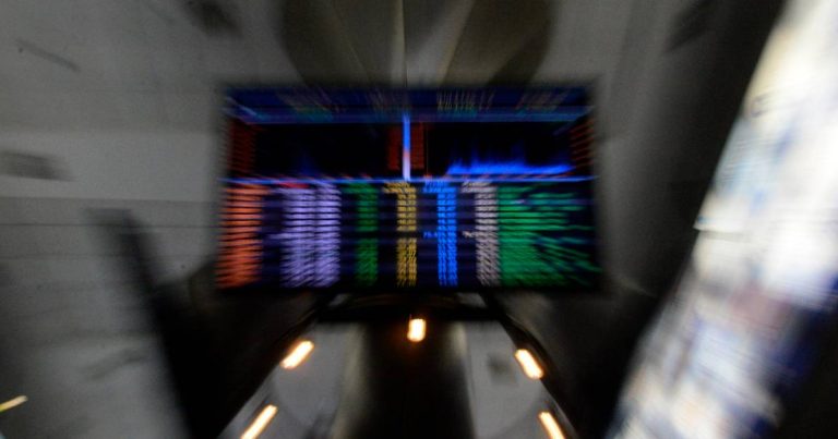 Imagem da notícia: Ibovespa recua com empate eleitoral e alta do petróleo no exterior
