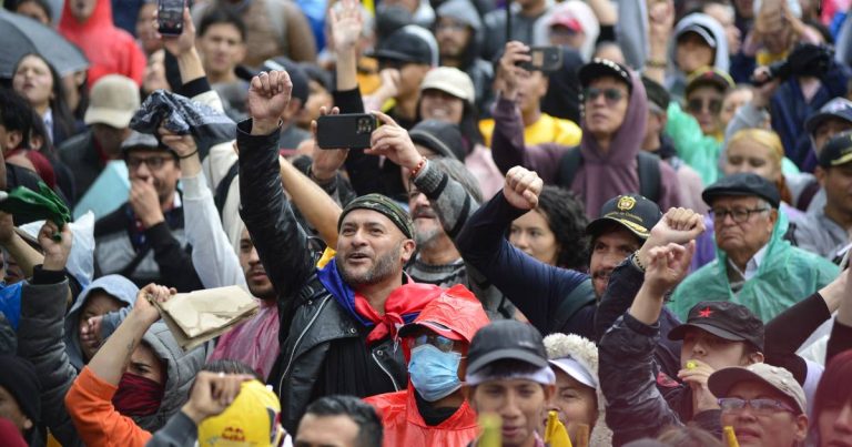 Imagem da notícia: Milhares protestam na Colômbia contra governo de Espriella