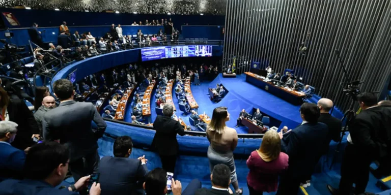 Imagem da notícia: Senado vota PEC que propõe o fim da escala 6×1