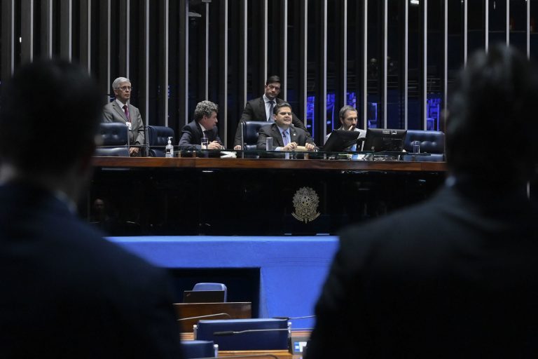 Imagem da notícia: Senado realiza terceira sessão sobre fim da escala 6×1 e votação segue em debate