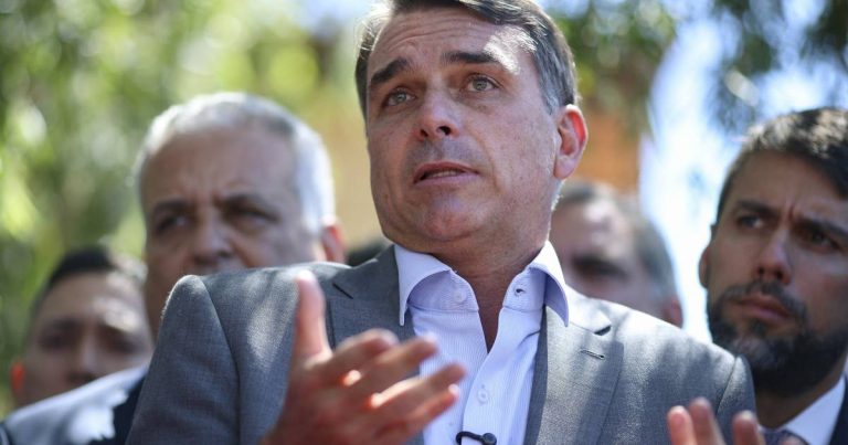 Imagem da notícia: Bastidores: nomes já disputam equipe econômica de eventual governo Flávio Bolsonaro