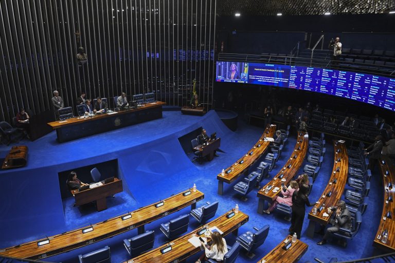 Imagem da notícia: Senado aprova fim da escala 6×1 com jornada de 40 horas