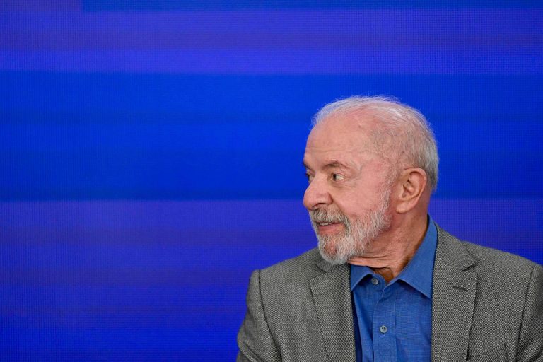 Imagem da notícia: Lula promete comprar celular se canal no WhatsApp chegar a 5 milhões