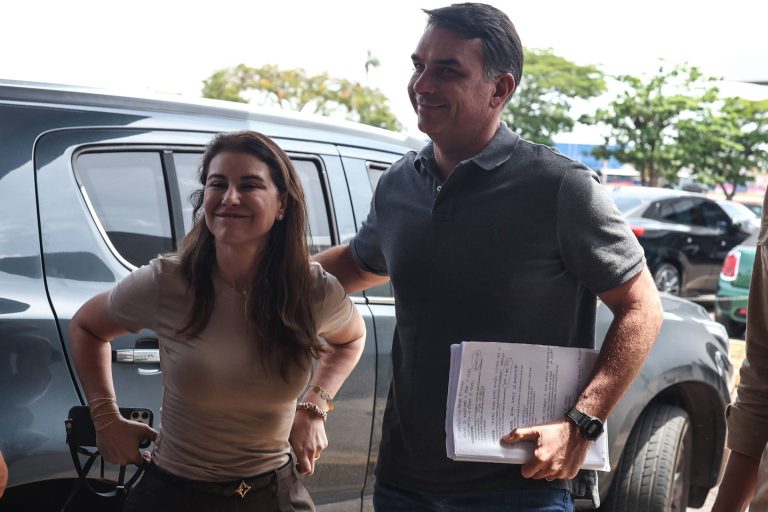 Imagem da notícia: Anotações de Flávio Bolsonaro revelam tom estadista e foco em mulheres
