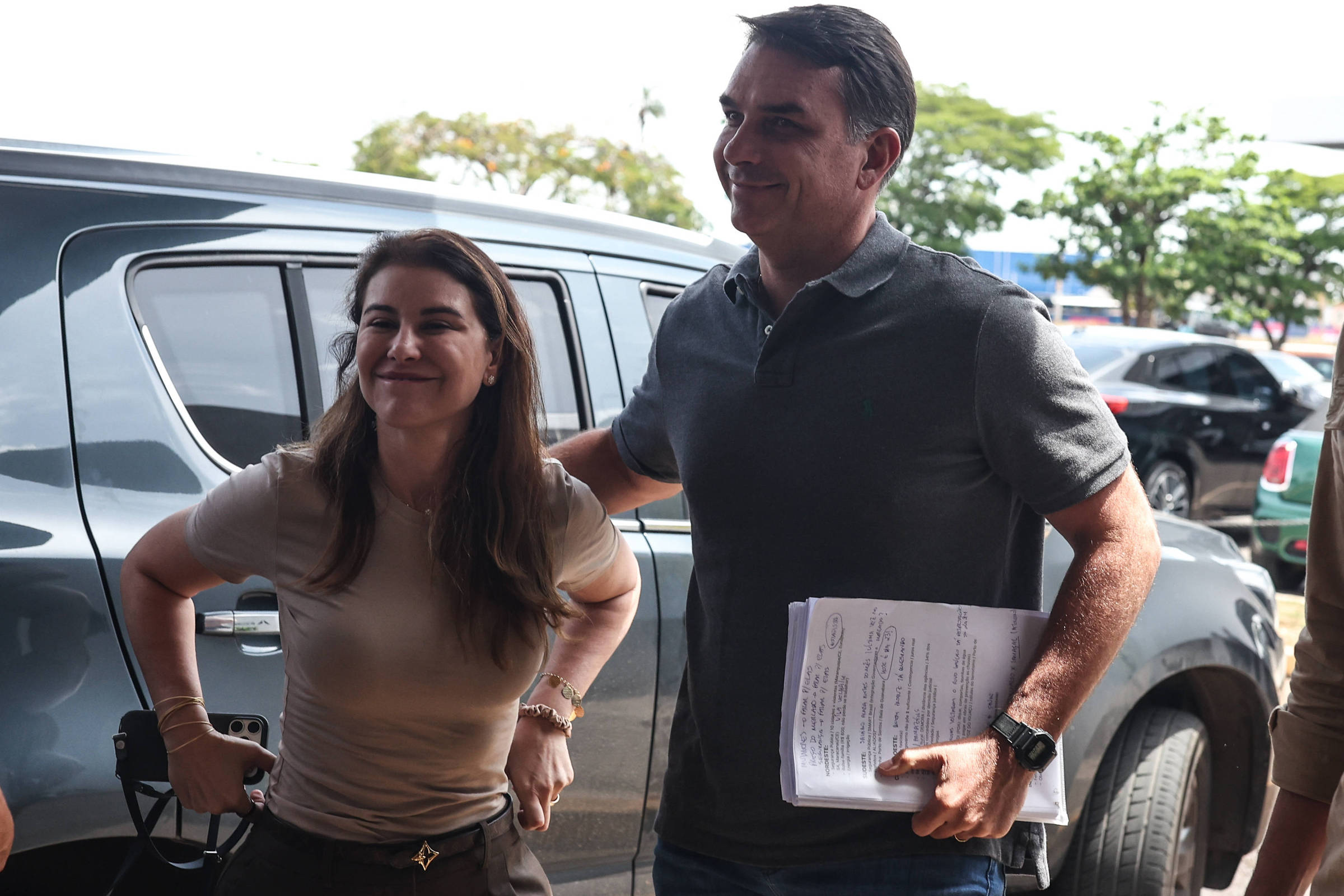 Imagem da notícia: Anotações de Flávio Bolsonaro revelam tom estadista e foco em mulheres