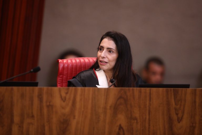 Imagem da notícia: Estela Aranha relata sobrecarga no TSE e diz assinar voto às 3h da manhã