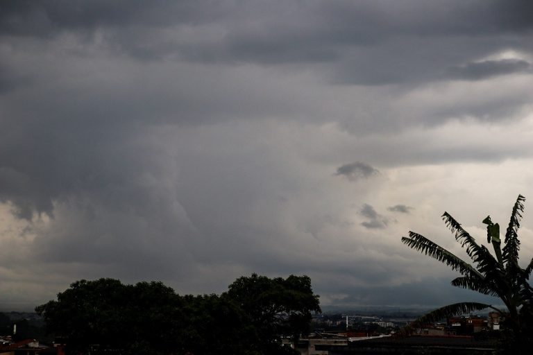 Imagem da notícia: Temporal mata uma pessoa em São Paulo e provoca alagamentos