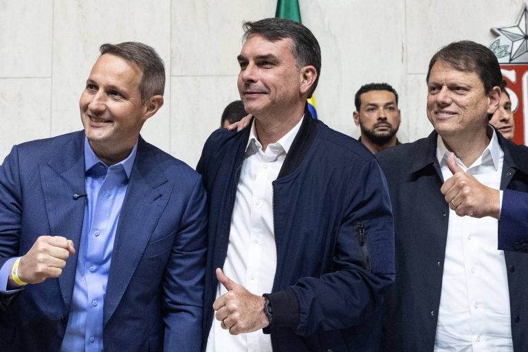 Imagem da notícia: Flávio Bolsonaro marca presença em festa de Derrite, cotado para ministério