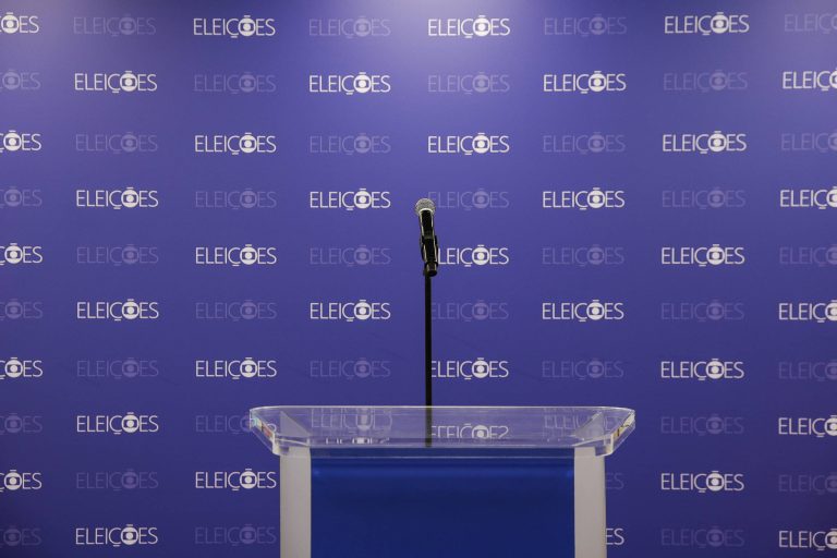 Imagem da notícia: Lula e Flávio Bolsonaro se enfrentam em debate decisivo na Globo