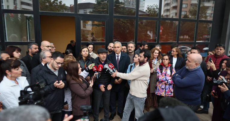 Imagem da notícia: Polícia turca ocupa sede de TV opositora e prende 11 funcionários