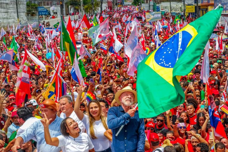 Imagem da notícia: Lula defende medidas do governo, repete despedida eleitoral e visita Sarney