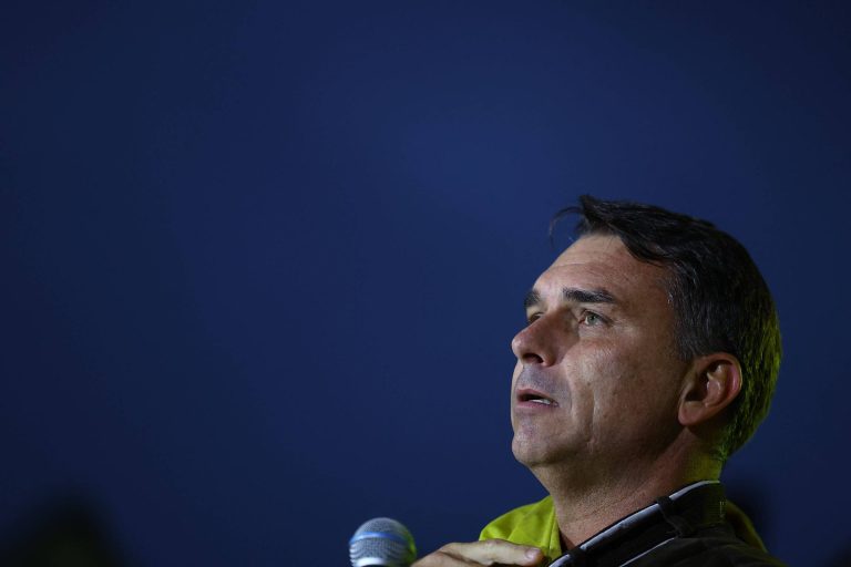 Imagem da notícia: Escritório de Flávio Bolsonaro faturou R$ 13,7 milhões como senador