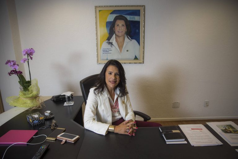 Imagem da notícia: Após derrota nas urnas, Valéria Bolsonaro exonera oito servidoras do gabinete