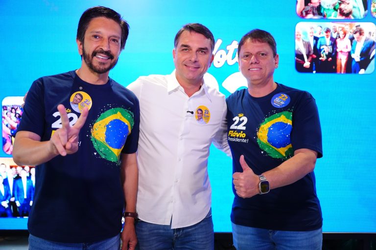 Imagem da notícia: MDB anuncia apoio majoritário à candidatura de Flávio Bolsonaro à Presidência