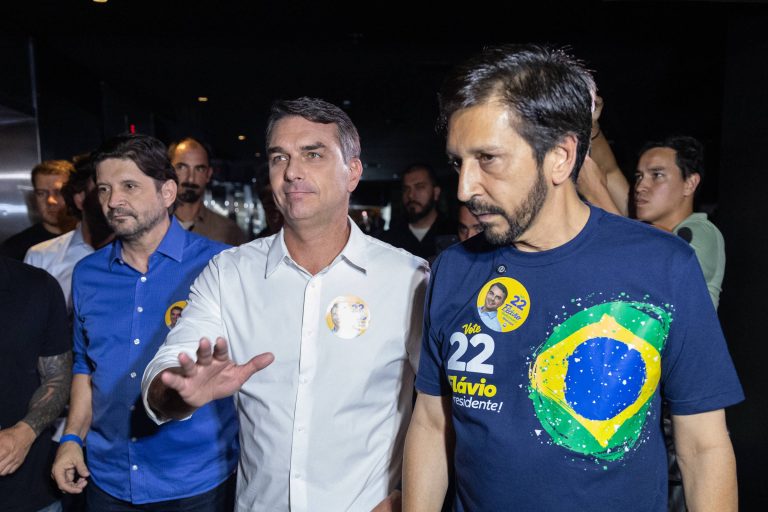 Imagem da notícia: Flávio Bolsonaro reúne Tarcísio e prefeitos em SP e cobra ação da Justiça Eleitoral