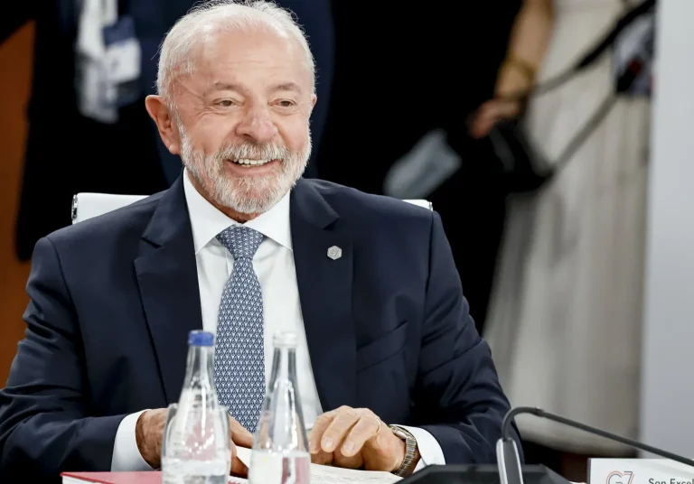 Imagem da notícia: Lula ironiza apoio de Flávio Bolsonaro à PEC da escala 6×1