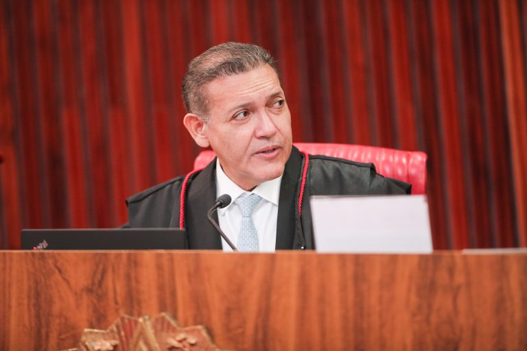 Imagem da notícia: Nunes Marques determina reativação imediata do canal ‘Exército do Lula’