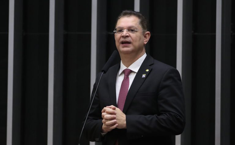 Imagem da notícia: Flávio Bolsonaro manterá defesa da PEC das horas trabalhadas, diz PL