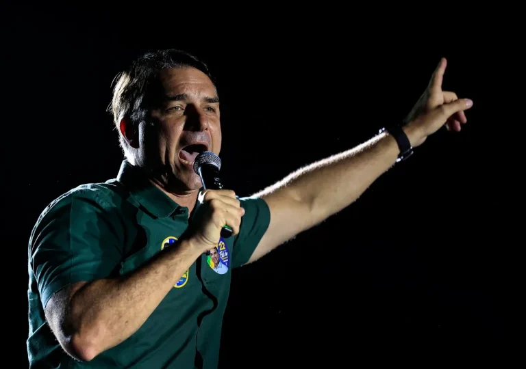 Imagem da notícia: Candidatura de Flávio Bolsonaro expõe contradições de parte do eleitorado