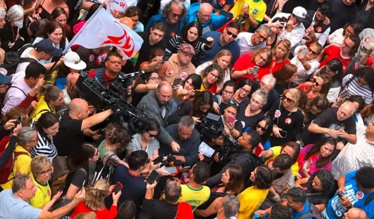 Imagem da notícia: Janones fecha canal ‘Exército do Lula’ no WhatsApp após alerta de suspensão