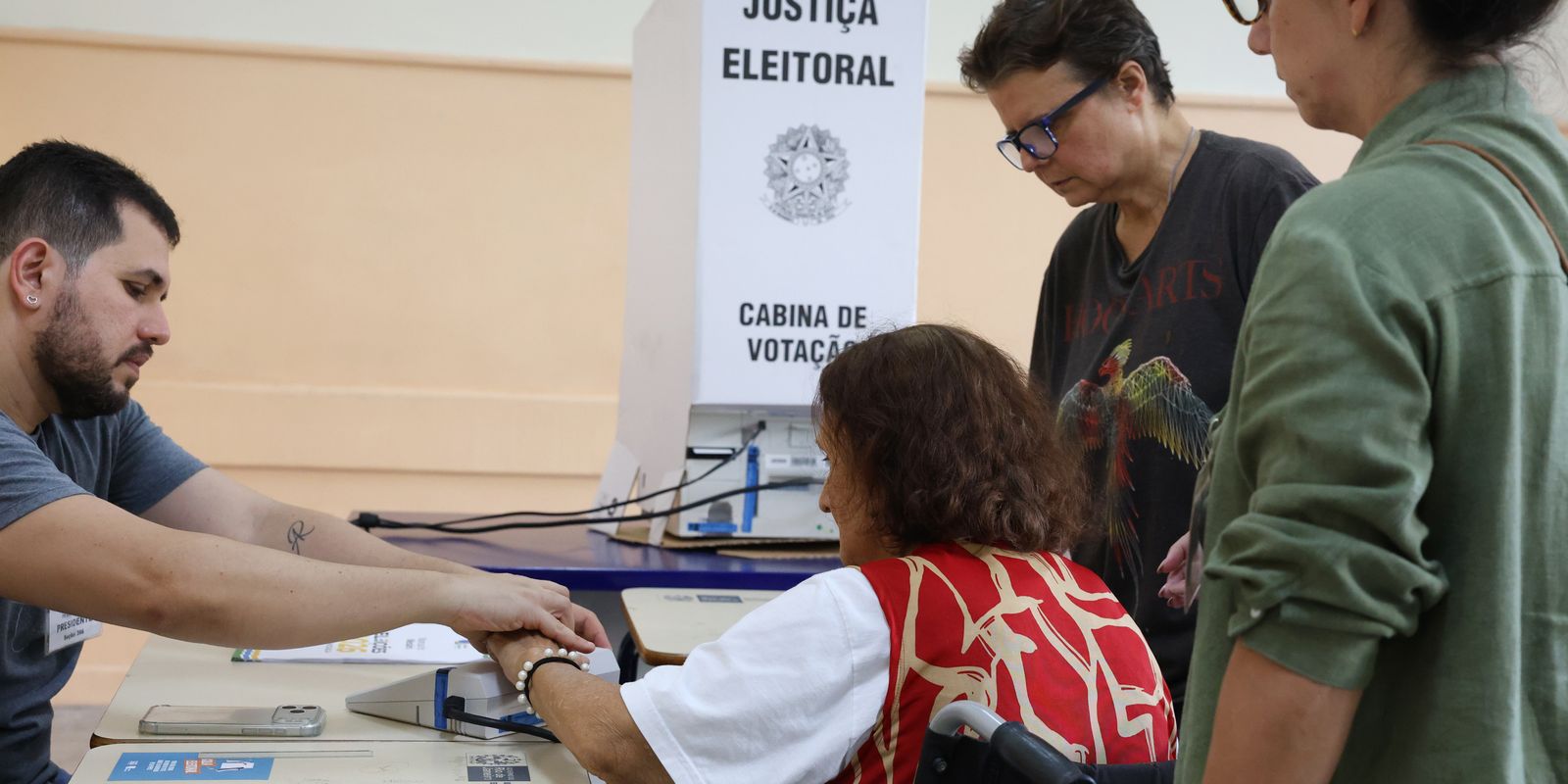 Imagem da notícia: Primeiro turno de 2026 tem 43% mais eleitores com 70 anos