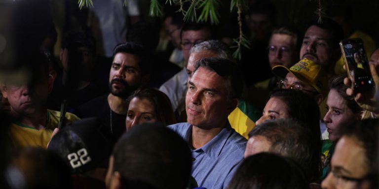 Imagem da notícia: Flávio Bolsonaro condiciona liberação de sigilos no TSE