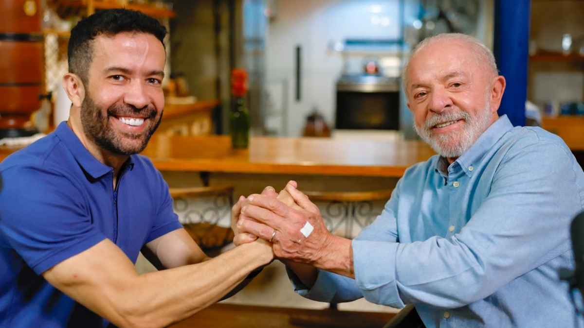 Imagem da notícia: Lula participa de live com sete famosos na reta final da campanha