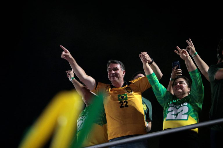Imagem da notícia: Flávio Bolsonaro promete concluir BR-319 e ajudar Amazonas contra queimadas